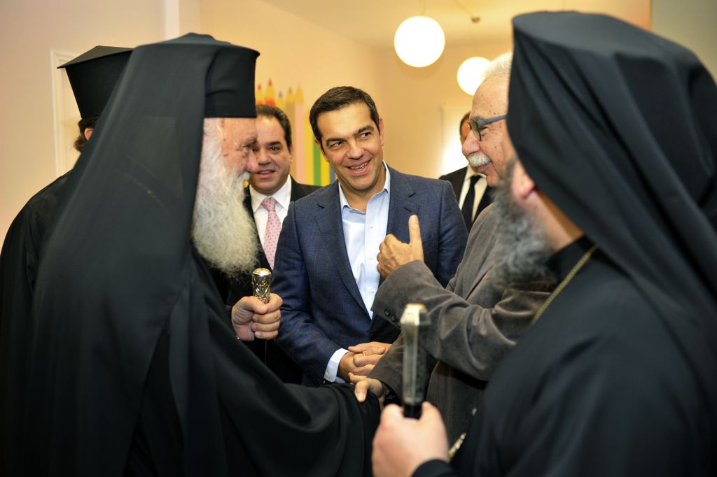 Τσίπρας: Συναντήθηκε με Ιερώνυμο και έπαιξε μπάλα με μαθητές