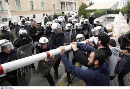 Ένταση σε πορεία φοιτητών έξω από τη Βουλή