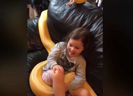 Κοριτσάκι βλέπει τηλεόραση αγκαλιά με ένα… φίδι