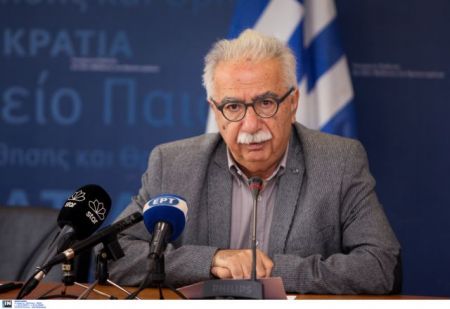 Επτά νέα βιβλία αλλά και αλλαγές σε παλιά υπέγραψε ο  Γιαβρόγλου