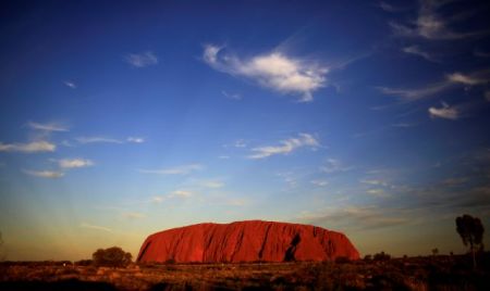 Η Αυστραλία απαγορεύει την ορειβασία στο «ιερό» βράχο Uluru