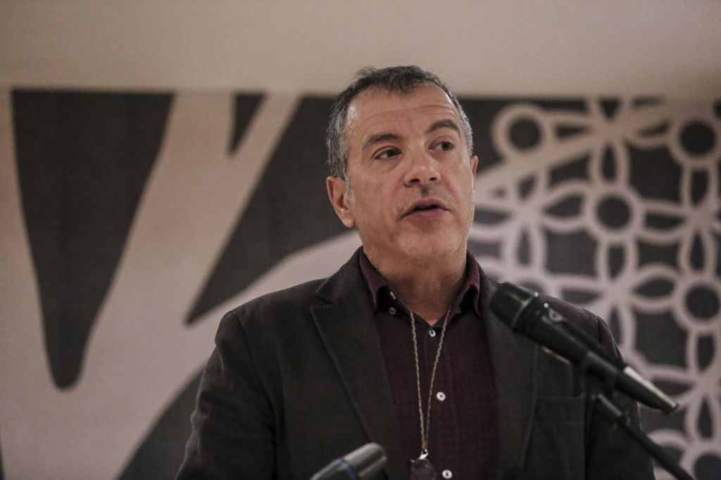 Σκληρή απάντηση Θεοδωράκη για το sms του Μαξίμου