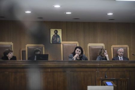 Δίκη Χ.Α.: Απορρίφθηκε το αίτημα Μιχαλολιάκου για τον προστατευόμενο μάρτυρα
