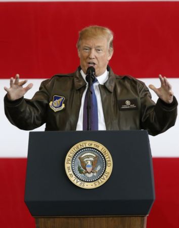 Πώς ο Τραμπ υπονομεύει τη φιλελεύθερη δυτική δημοκρατία