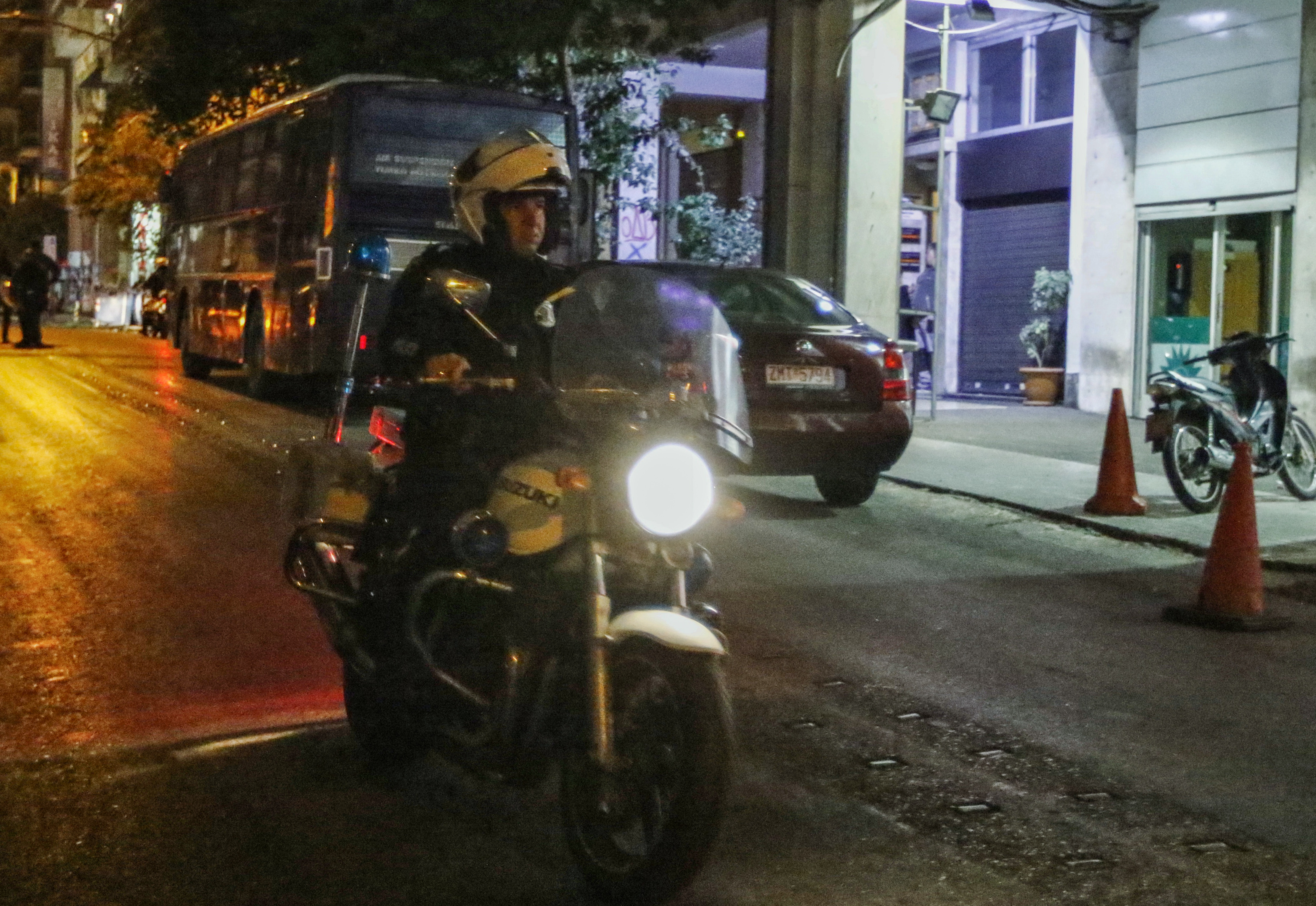 Πυροβολισμοί έξω από τα γραφεία του ΠαΣοΚ – Στόχος ο αστυνομικός στην είσοδο