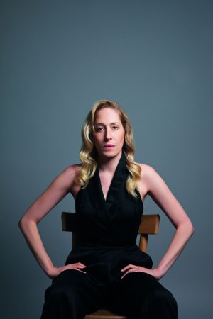 Κόρα Καρβούνη: «Για να κάνεις τέχνη πρέπει να είσαι νορμάλ»