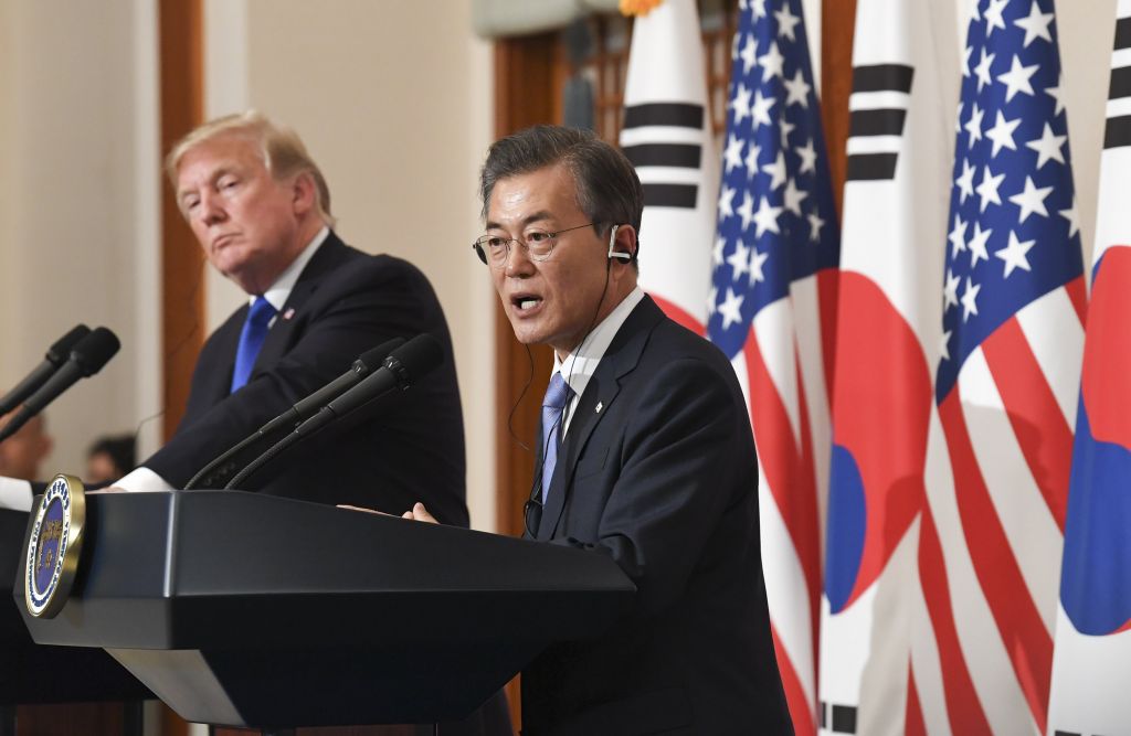 Τραμπ – Μουν: Τηλεφωνική επικοινωνία για την σύνοδο ΗΠΑ – Β. Κορέας