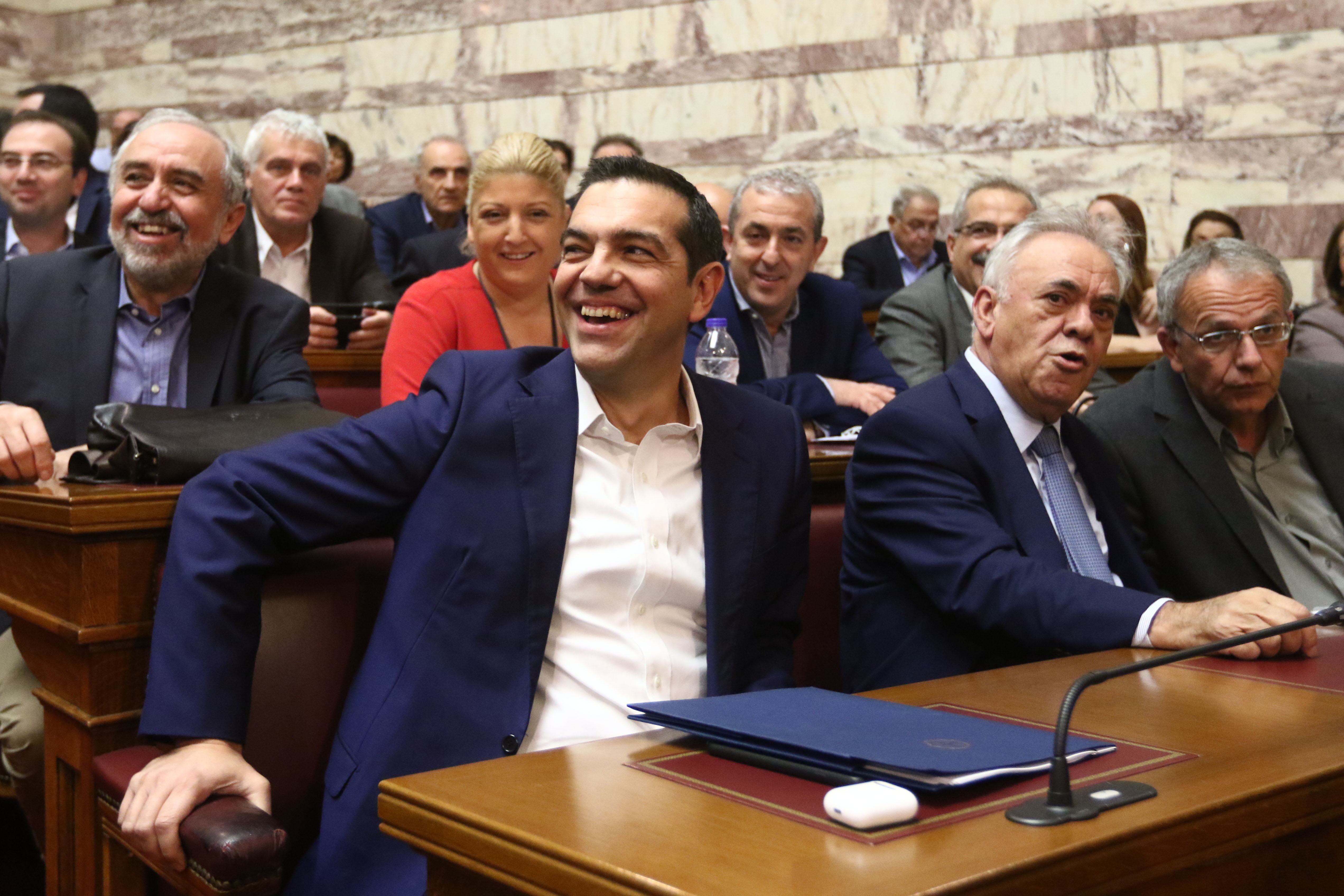 Tsipras rallies parliamentary group