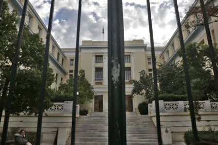 Φθορές σε ταχυδρομείο και τράπεζα δίπλα στο Οικονομικό Πανεπιστήμιο Αθηνών