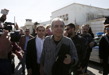 «Κανείς δεν πιάνει πρώτα πιστόλι»