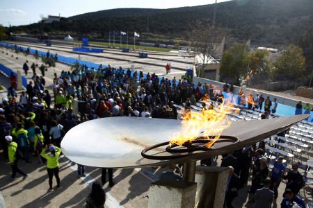 Αναψε η φλόγα στο Μαραθώνα