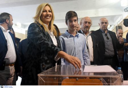 Over 200,000 vote to elect centre-left leader