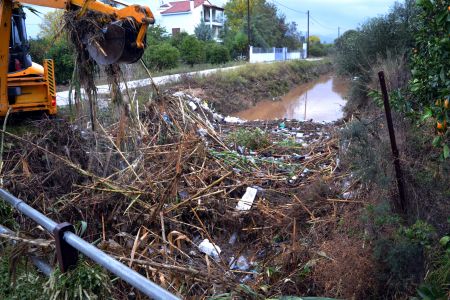 Μετά τις πλημμύρες, καθαρίζουν τα ρέματα των βορείων προαστίων