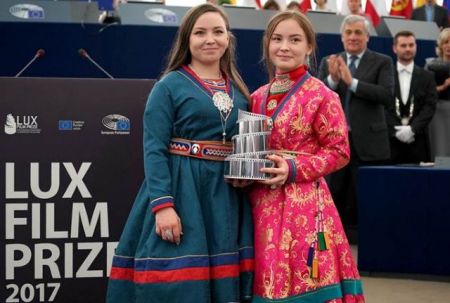 Ενα LUX εναντίον του ρατσισμού