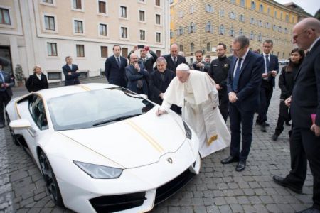 Ο Παπάς Φραγκίσκος αρνείται Lamborghini αλλά την ευλογεί (video)