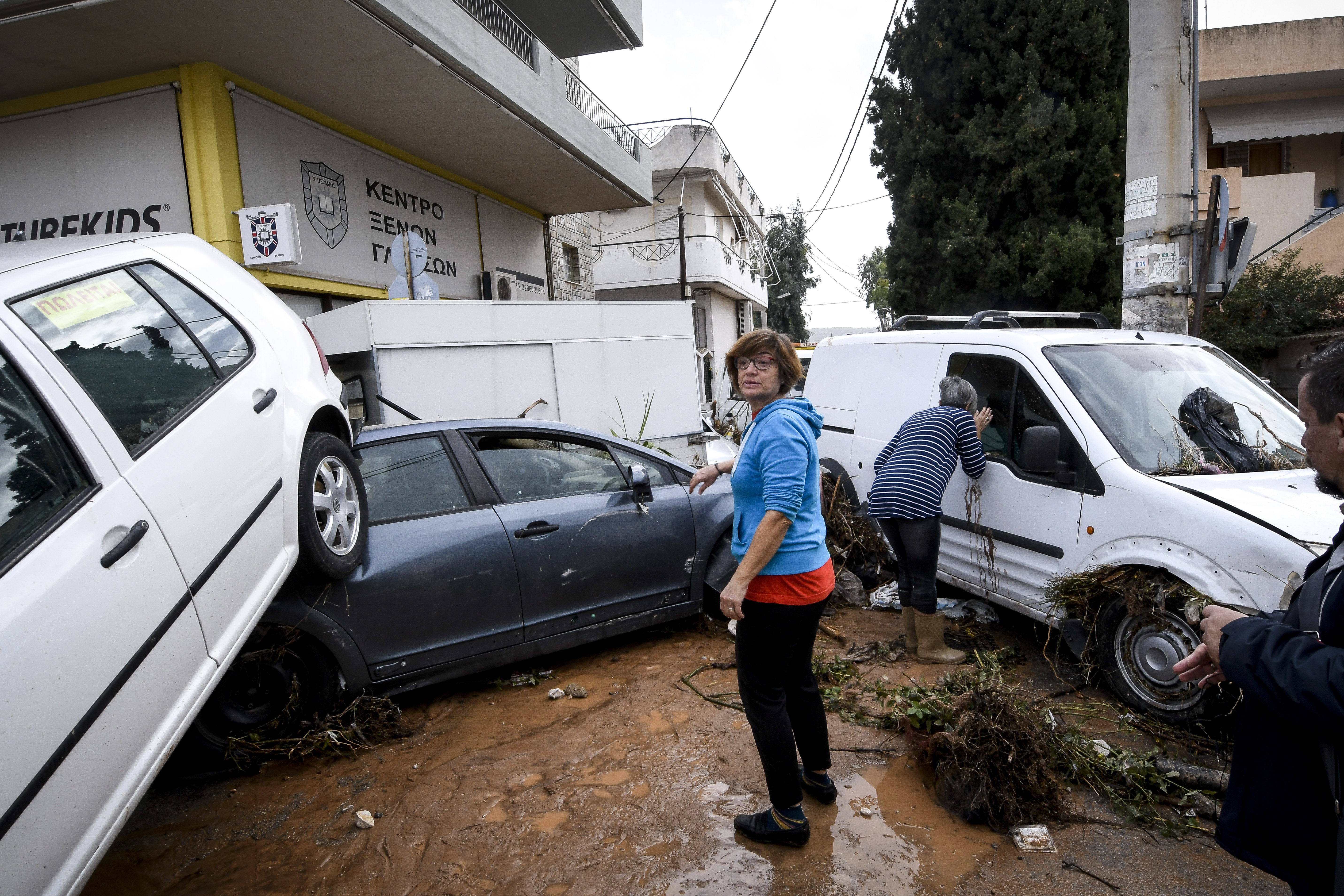 Τραγωδία με 15 νεκρούς στη Μάνδρα Αττικής – 10 τραυματίες, 1 γυναίκα διασωληνωμένη – Που έχει διακοπεί η κυκλοφορία στο οδικό δίκτυο (συνεχής ενημέρωση)