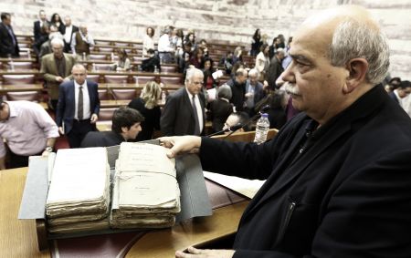 Βουλή: 1.180 φάκελοι με ιστορικά τεκμήρια από το 1897 έως το 1977 πνιγμένοι στην μούχλα και την υγρασία