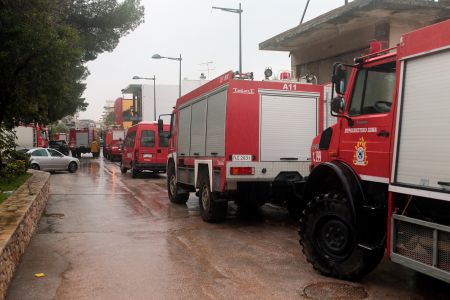 Μεγάλη πυρκαγιά σε χαρτοβιομηχανία στο Βέλο Κορινθίας