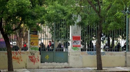 «Επίσημη» εμφάνιση του Ρουβίκωνα στην πορεία για το Πολυτεχνείο