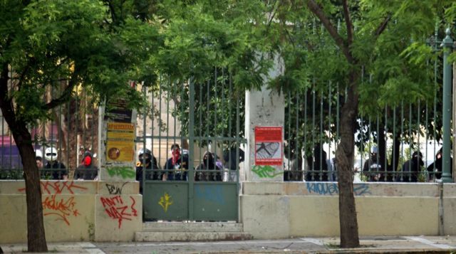 «Επίσημη» εμφάνιση του Ρουβίκωνα στην πορεία για το Πολυτεχνείο