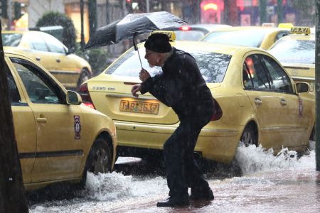 Νέο κύμα κακοκαιρίας ξέσπασε στην Αττική την Παρασκευή – Παρασύρθηκαν αυτοκίνητα στο Κερατσίνι