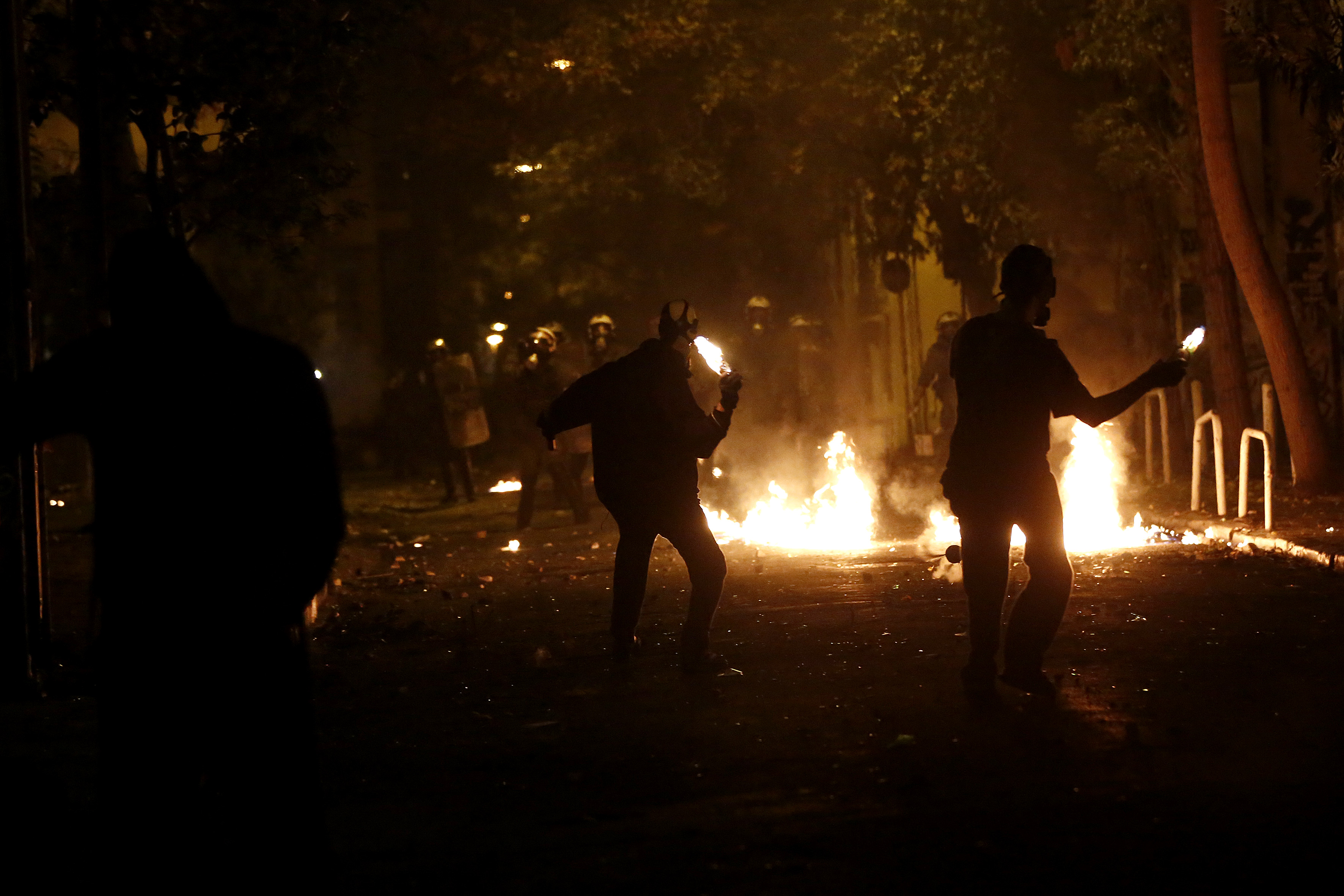 Ολοκληρώθηκε η πορεία για την επέτειο του Πολυτεχνείου – Βροχή μολότοφ στα Εξάρχεια (Συνεχής ενημέρωση)