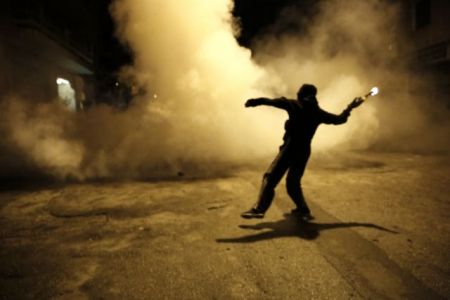 Επεισόδια μικρής έκτασης τα ξημερώματα έξω από το Πολυτεχνείο