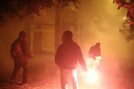 Νέες επιθέσεις με μολότοφ κατά των ΜΑΤ στο Πολυτεχνείο