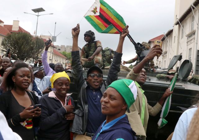 Ζιμπάμπουε: Εκδιώχθηκε από το κυβερνών κόμμα ο Μουγκάμπε