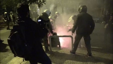 Πιθανή έξοδος από ΜΕΘ της δικηγόρου που τραυματίστηκε από φωτοβολίδα