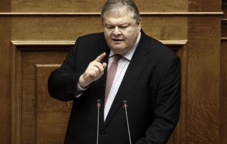 Βενιζέλος: «Εμείς κρατήσαμε τη χώρα όρθια»