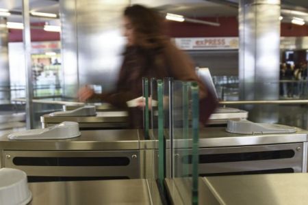 Οι «τρύπες» στο ηλεκτρονικό εισιτήριο δύο μήνες μετά