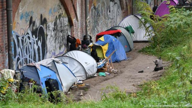 DW: Περισσότεροι Ευρωπαίοι άστεγοι στη Γερμανία