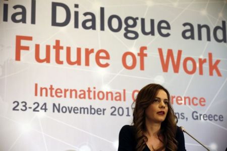 Aχτσιόγλου: Πυρήνας της ανάπτυξης η αξιοπρεπής εργασία