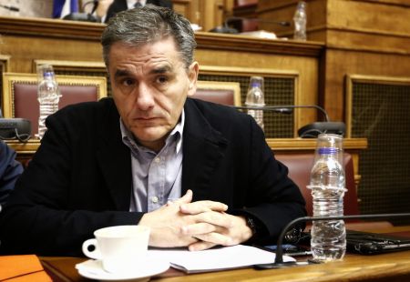 Η ΝΔ ερωτά τον Τσακαλώτο τι θα κάνει με τον παράνομο τζόγο