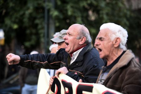 Μπαράζ περικοπών: Συνταξιούχοι ζουν με 400 ευρώ τον μήνα