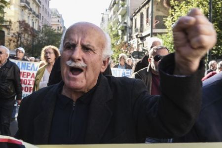 Αδιαπραγμάτευτες για τους θεσμούς οι μειώσεις συντάξεων το 2019
