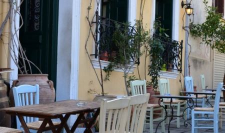 Δήμος Αθηναίων: Τραπεζάκια έξω αλλά με το… μέτρο