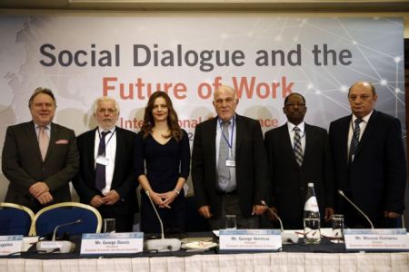 Το χαρτί των συμβάσεων «παίζει» πάλι η κυβέρνηση