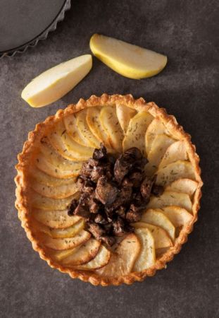 Χρυσή τάρτα με μήλα, πατάτες και συκωτάκια πουλιών