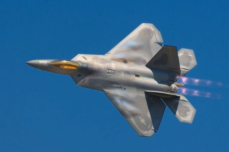 Οι ΗΠΑ στέλνουν τα «αόρατα» για τα ραντάρ F-22 στη Ν.Κορέα