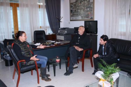 Είδη πρώτης ανάγκης παρέδωσε ο δήμαρχος Πειραιά στον δήμο Μάνδρας