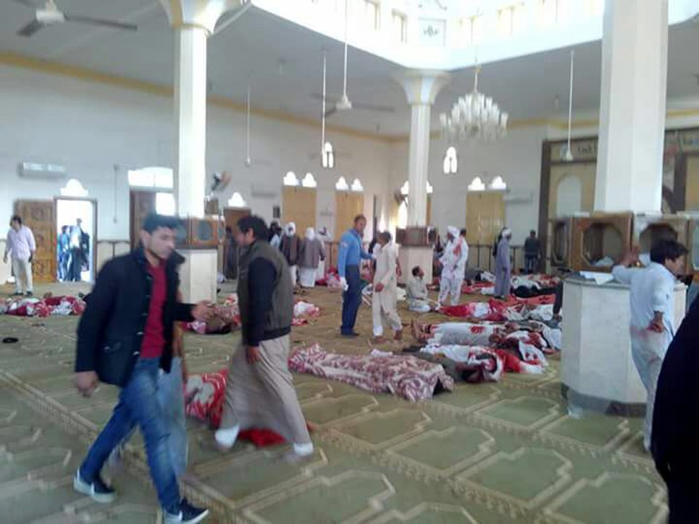 Λουτρό αίματος στην Αίγυπτο: 305 έφτασαν οι νεκροί και 228 οι τραυματίες από την επίθεση στο τέμενος – Δεκάδες παιδιά ανάμεσα τους