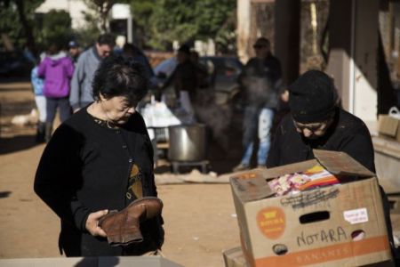 Βοήθεια στους πλημμυροπαθείς της Μάνδρας από πολίτες