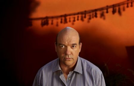 Τζον Κάρολ Λιντς: Ο 55άρης ρολίστας, τώρα και σκηνοθέτης