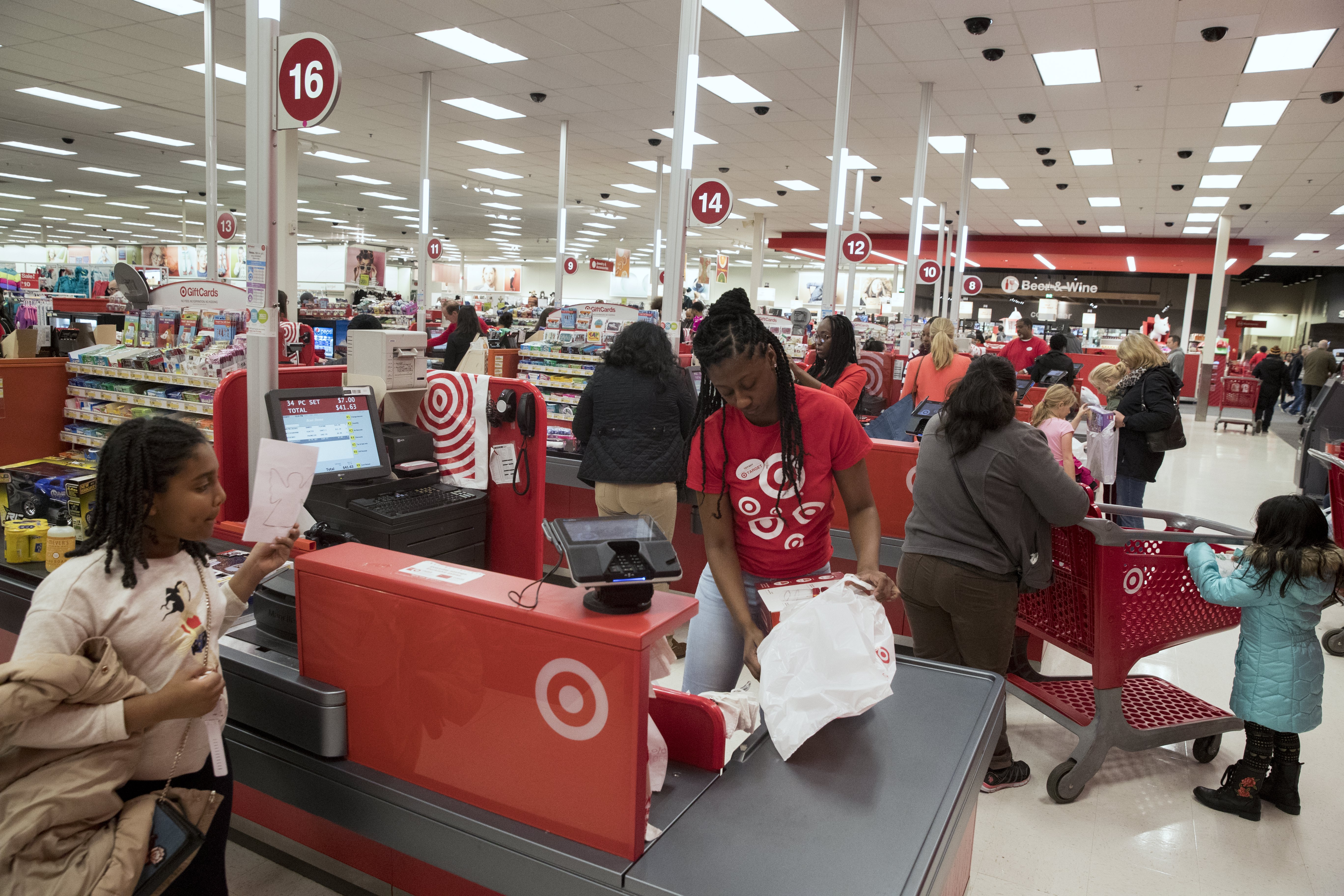 Black Friday: Η γιορτή της κατανάλωσης και η κουλτούρα του σκουπιδοτενεκέ