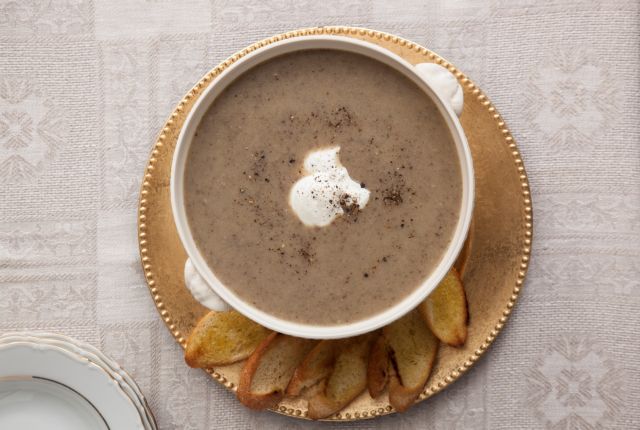 Μανιταρόσουπα με γιαούρτι αρωματισμένο με τρούφα