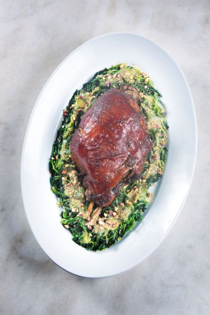 Μπούτι γουρουνόπουλου με χόρτα και σάλτσα πορτοκάλι με φιστίκια Αιγίνης