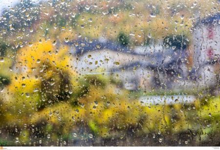Μικρή πτώση της θερμοκρασίας και τοπικές βροχές