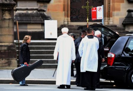 Κηδεύτηκε ο θρύλος της ροκ Μάλκομ Γιανγκ των AC/DC